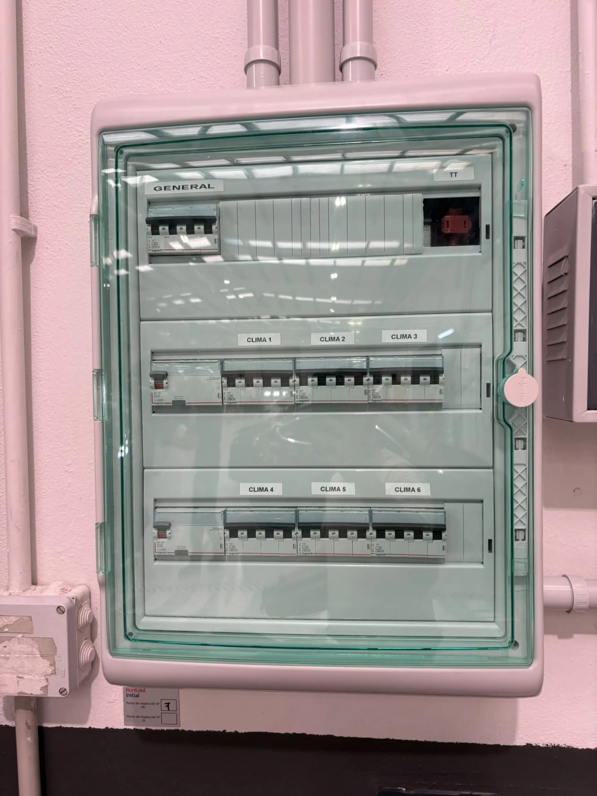 Cuadro eléctrico para seis máquinas de aire trifásicas terminado y cerrado