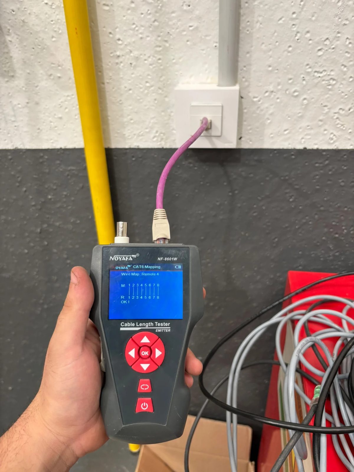 Comprobación de cable Ethernet CAT6 con tester de mapeo de pares