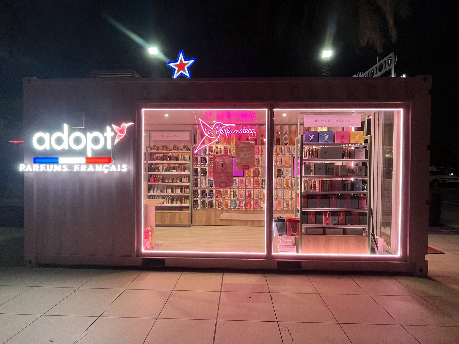 Escaparate Adopt con luz rosa