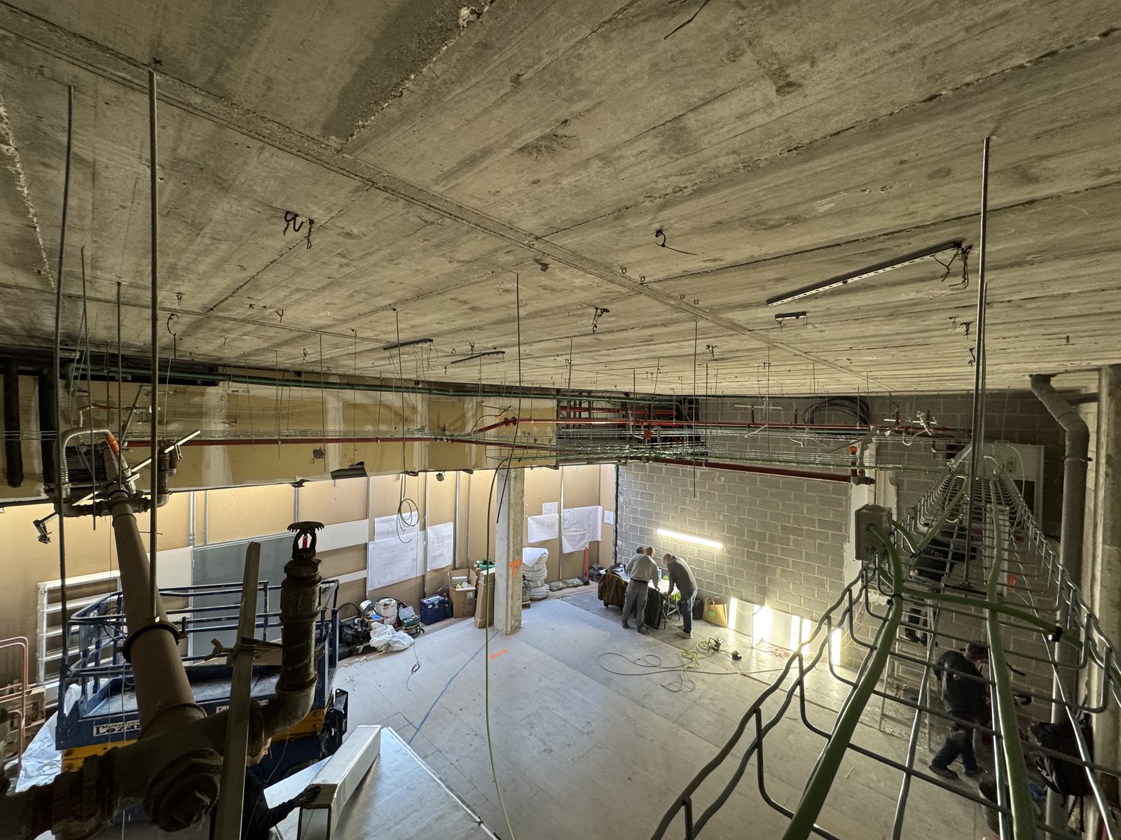 Obra con andamios y estructura