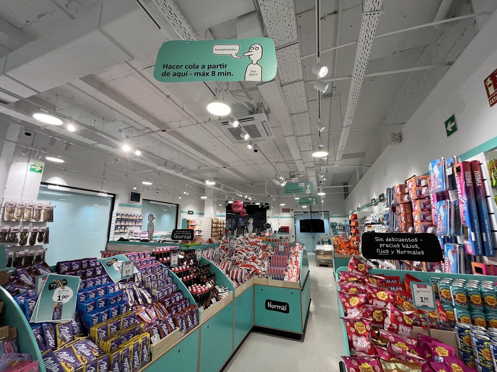 Interior de bazar comercial iluminado