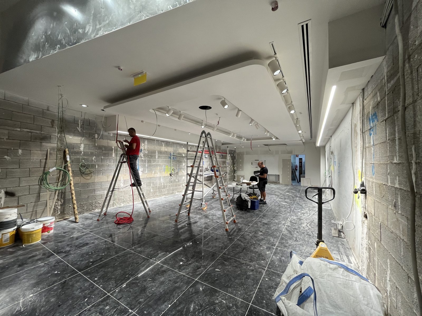 Obra con escaleras y andamiaje