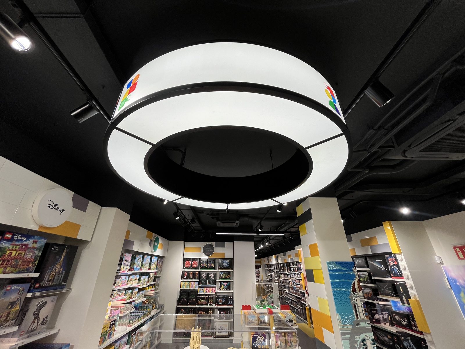 Anillo LED suspendido instalado en local comercial