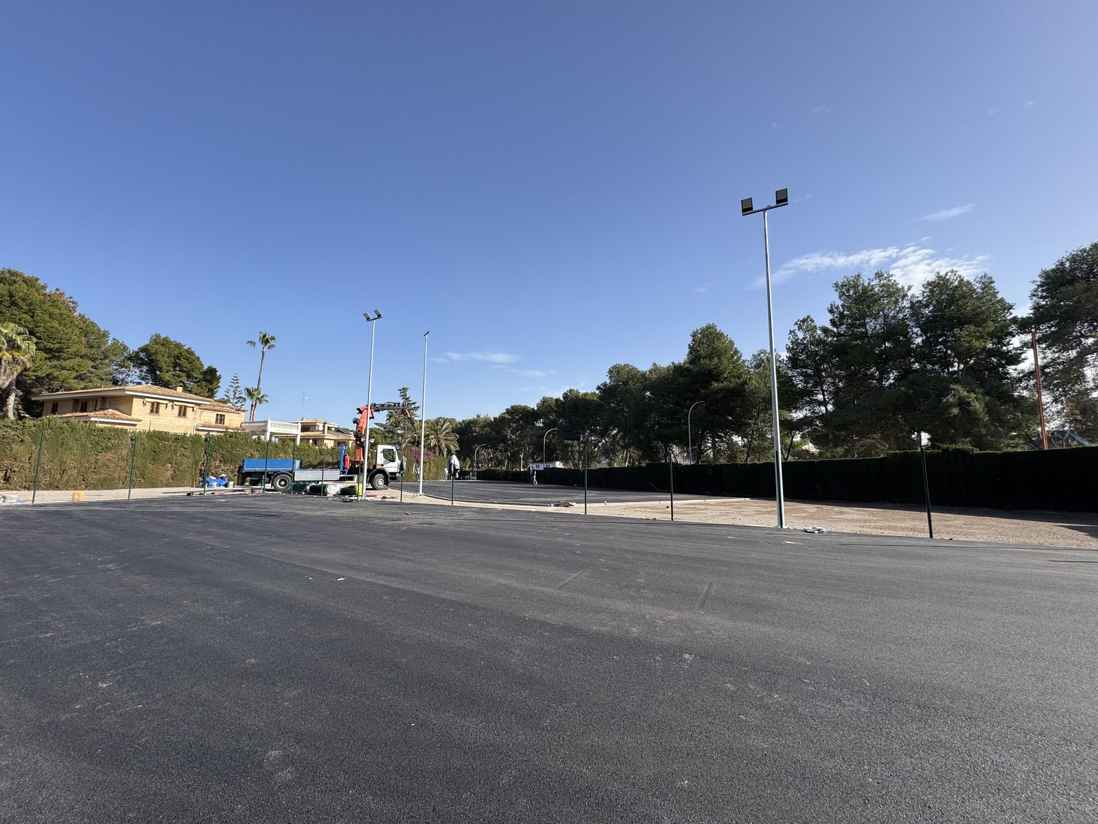 Aparcamiento y vista exterior